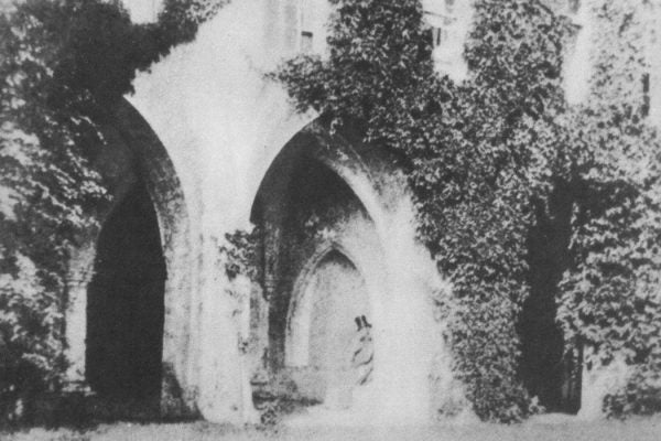 "England monastery in Lacock Abbei 1844 by Talbot" by Henry Fox Talbot - books (источники: Сергей Александрович Морозов. Творческая фотография. М.:Изд-во «Планета», 3-е изд., 1989, ISBN 5-85250-029-1). Licensed under Public Domain via <a href="https://commons.wikimedia.org/wiki/File:England_monastery_in_Lacock_Abbei_1844_by_Talbot.jpg#/media/File:England_monastery_in_Lacock_Abbei_1844_by_Talbot.jpg" target="_blank">Wikimedia Commons</a>