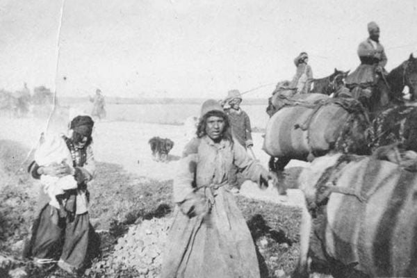 Refugees on Igdir road © Armenian National Institute, Inc. Elder Photo Collection