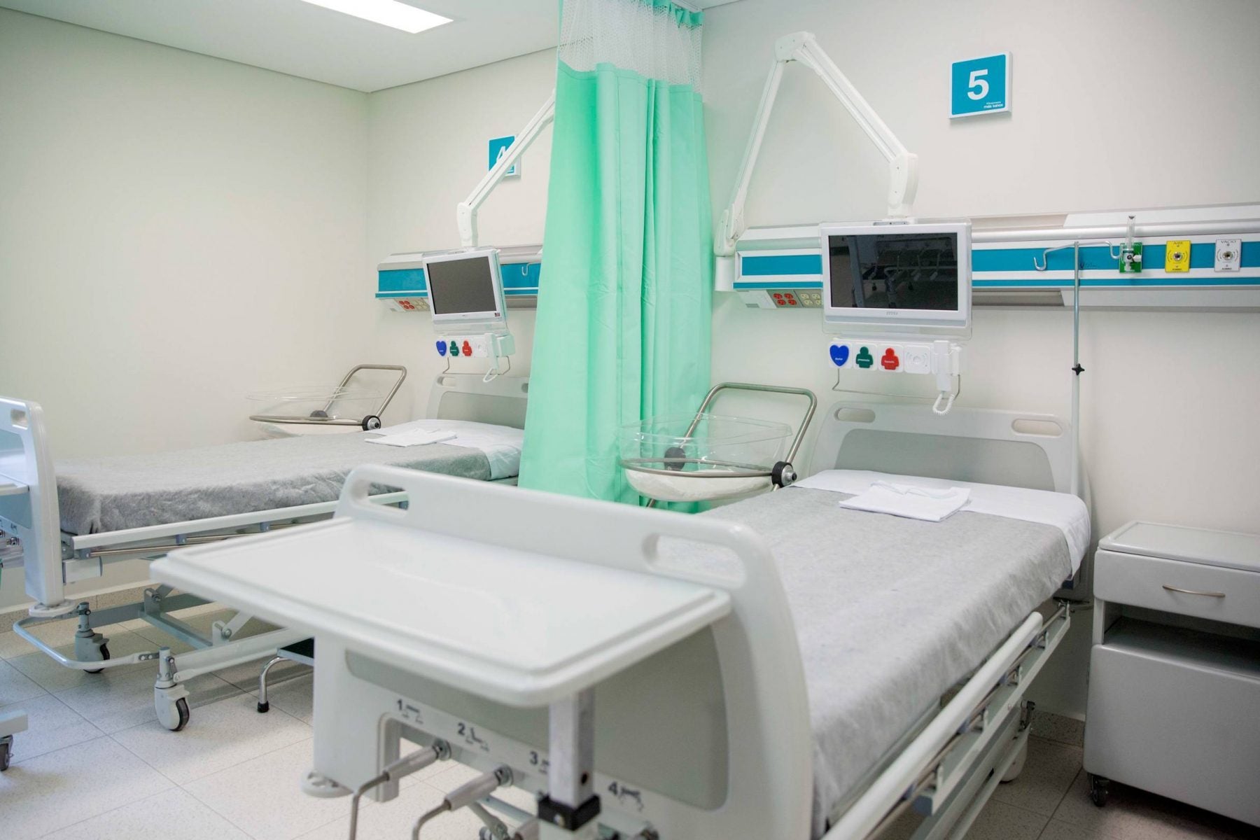 A clean and empty hospital room