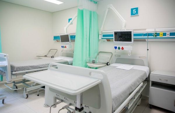 A clean and empty hospital room