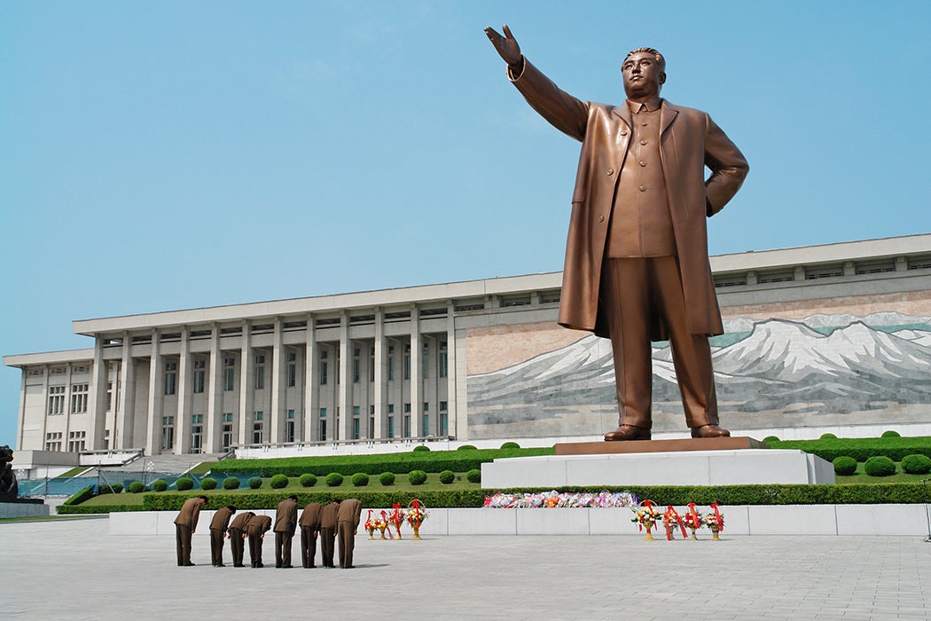 Soldiers paying respect to Kim Il-sung