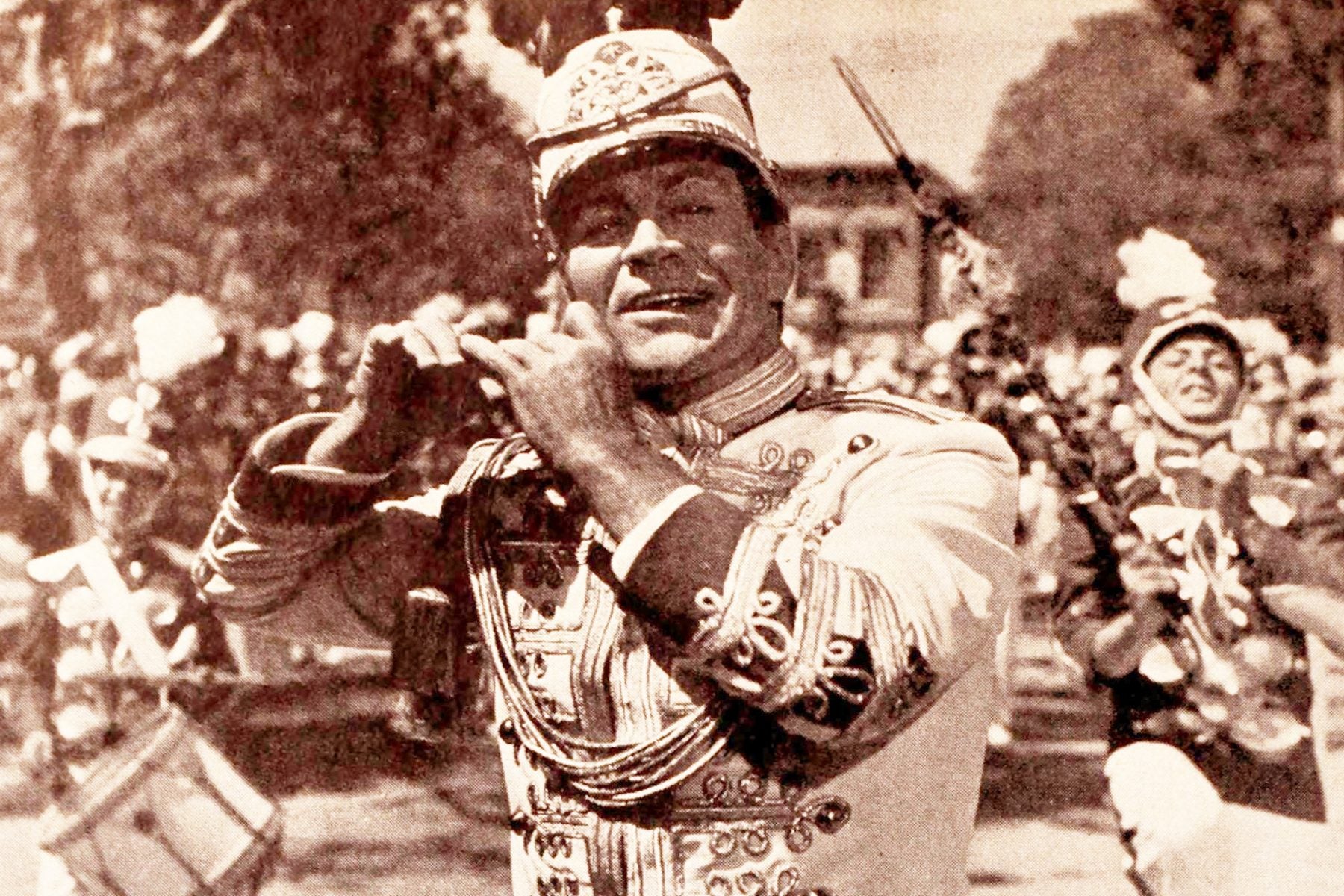 Photograph: a promotional image of Robert Preston in "The Music Man" (1962)


Source: http://lantern.mediahist.org/catalog/boxofficeaprjun182boxo_0208